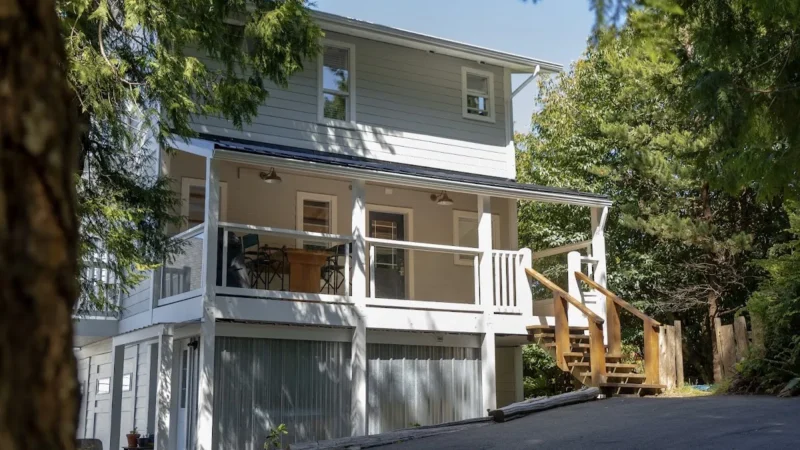 Surfs Inn Guesthouse & Cottages